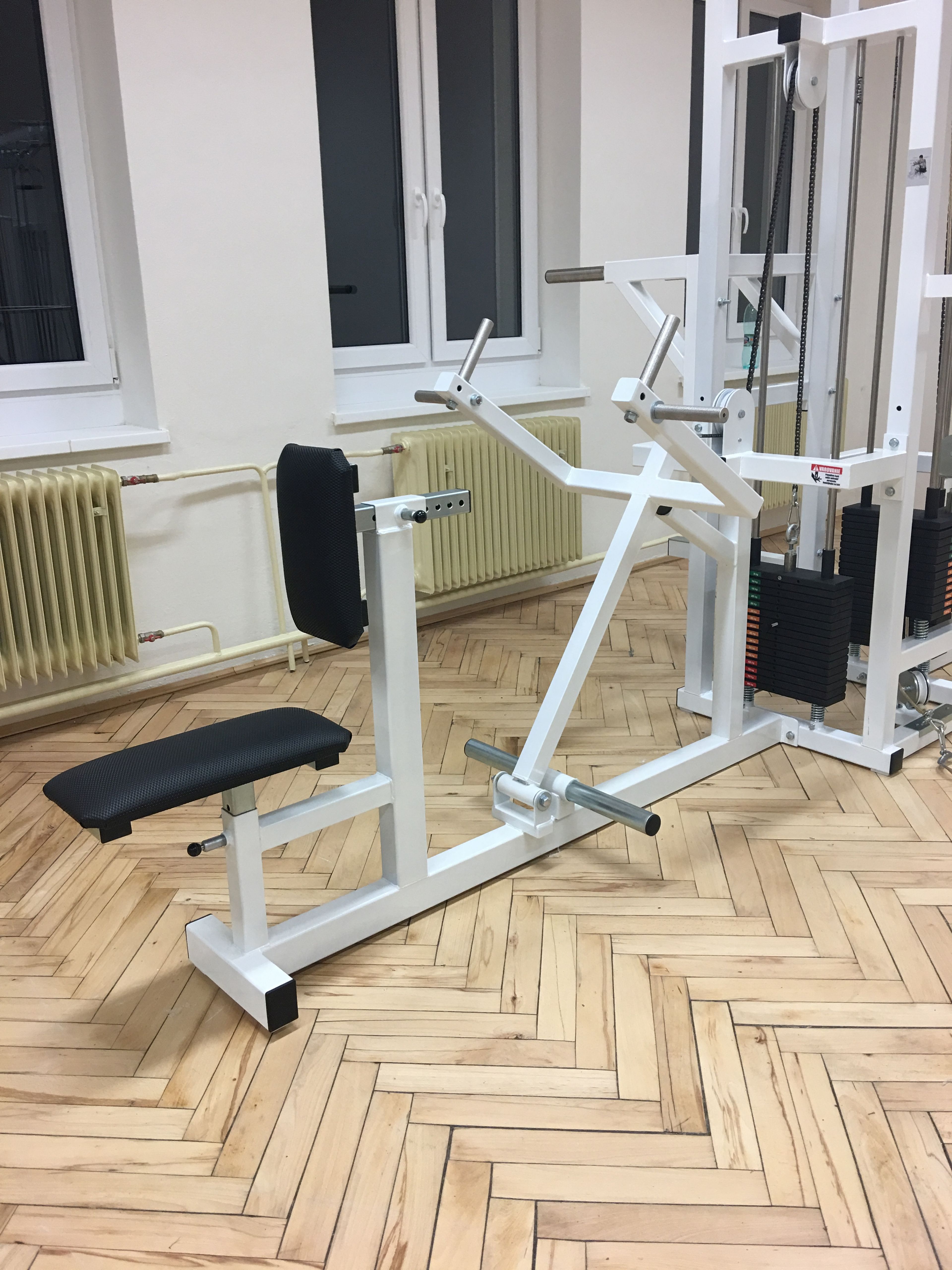 Lavička – príťahy v sede cez kladku – chrbát ← + tehličky